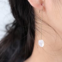 レインボームーンストーンピアス