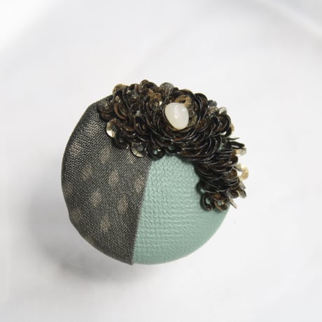 刺繍ブローチ（Kurumi和）オパール（１０月誕生石）