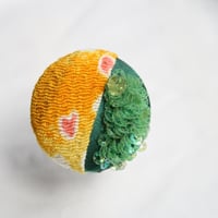 刺繍ブローチ（Kurumi和）ペリドット（８月誕生石）