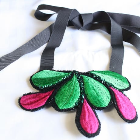 刺繍ネックレス