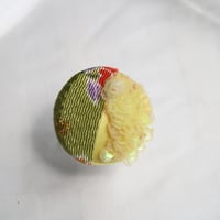 刺繍ブローチ（Kurumi和）オパール（１０月誕生石）