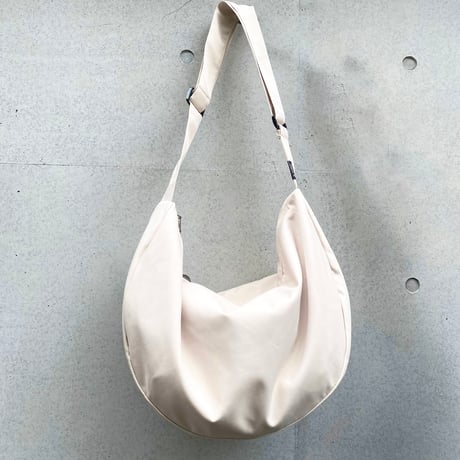 Round shoulder bag