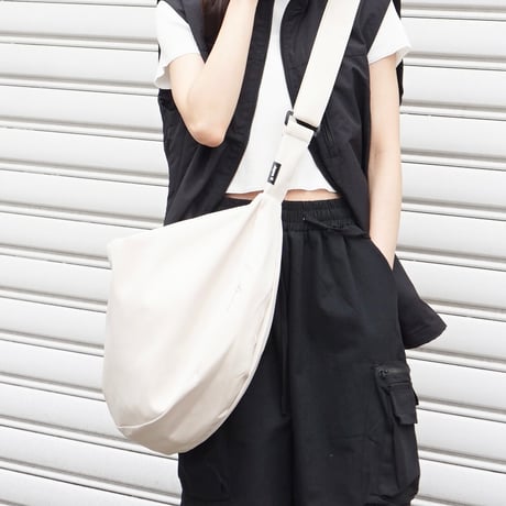 Round shoulder bag