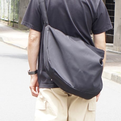Round shoulder bag
