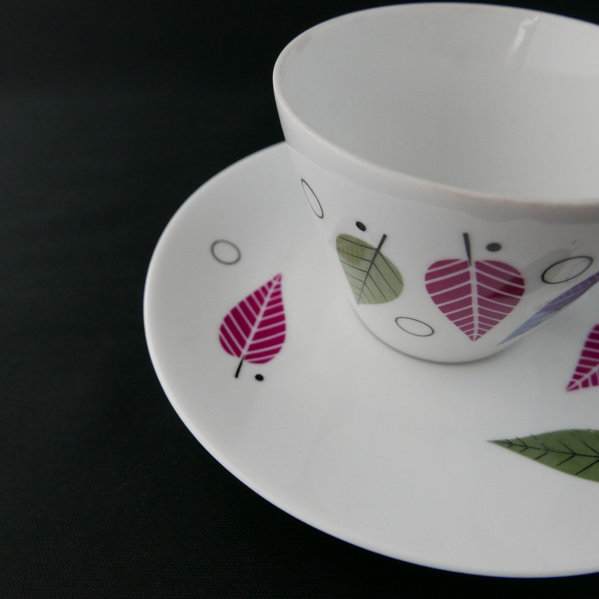 葉模様の陶器カップ 2個セット 葉の模様が入った陶器のマグカップ 2 個