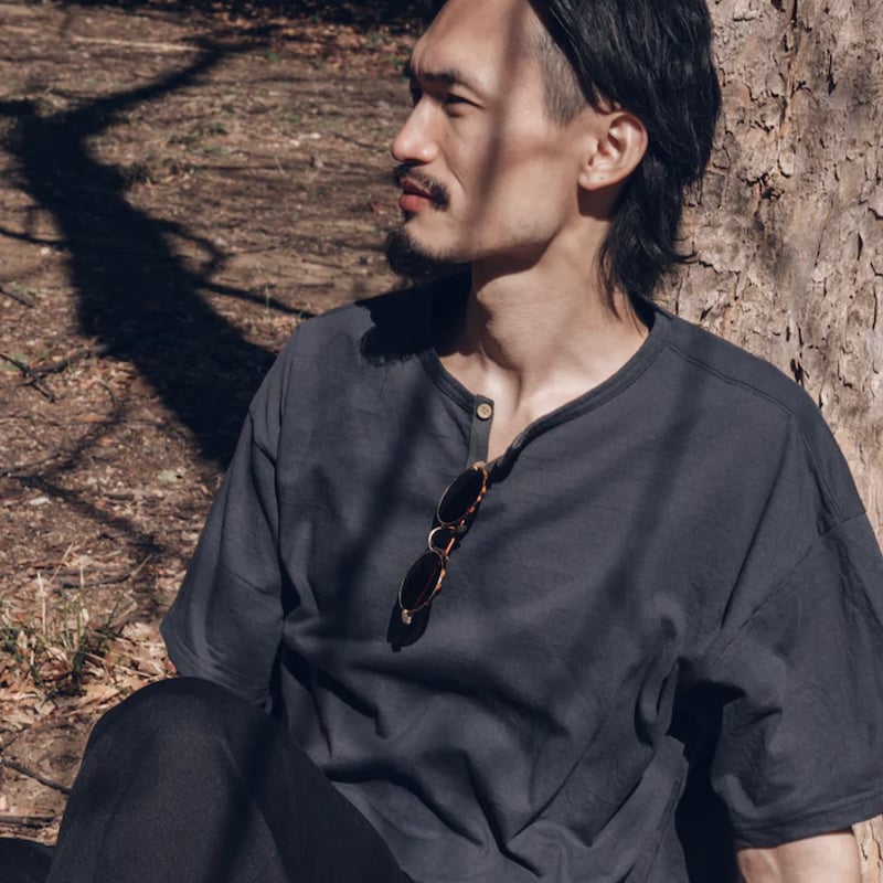 SOURCE - DARU HENRY NECK S/S T | east village O