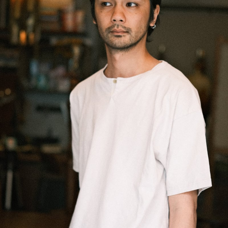 SOURCE - DARU HENRY NECK S/S T | east village O