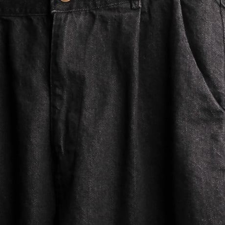 SOURCE - 1 TUCK DENIIN PANTS-BLACK