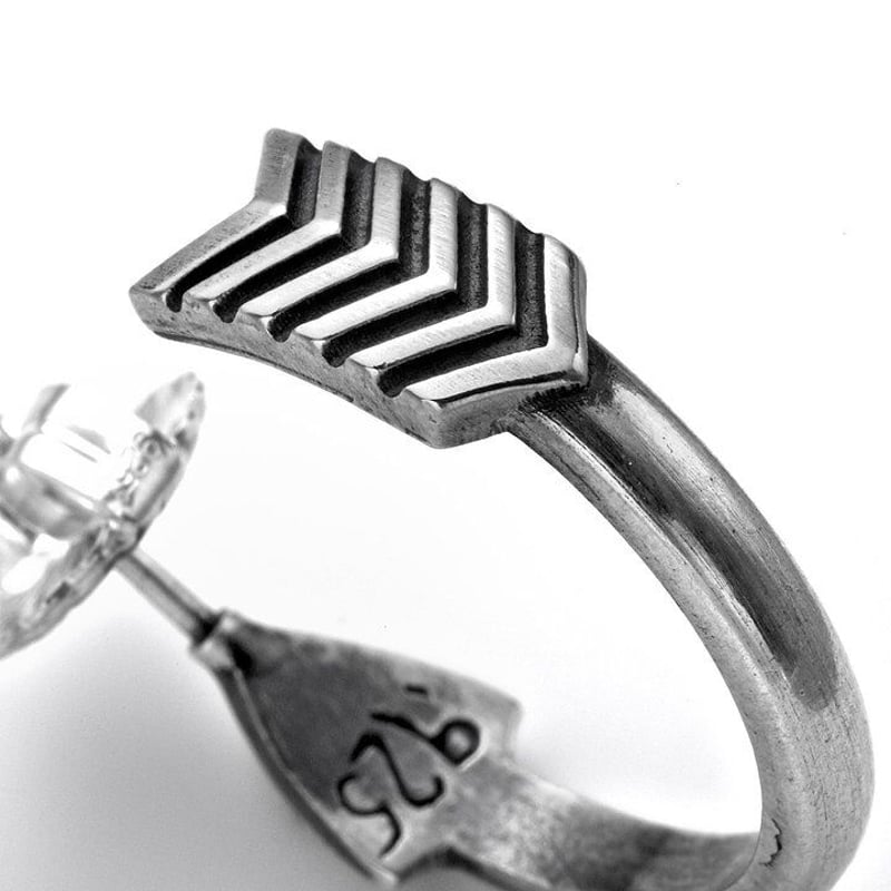 CODY SANDERSON Arched Arrow 2 ピアス CODY SANDERSON（コディサンダーソン）の「Arched Arrow 2
