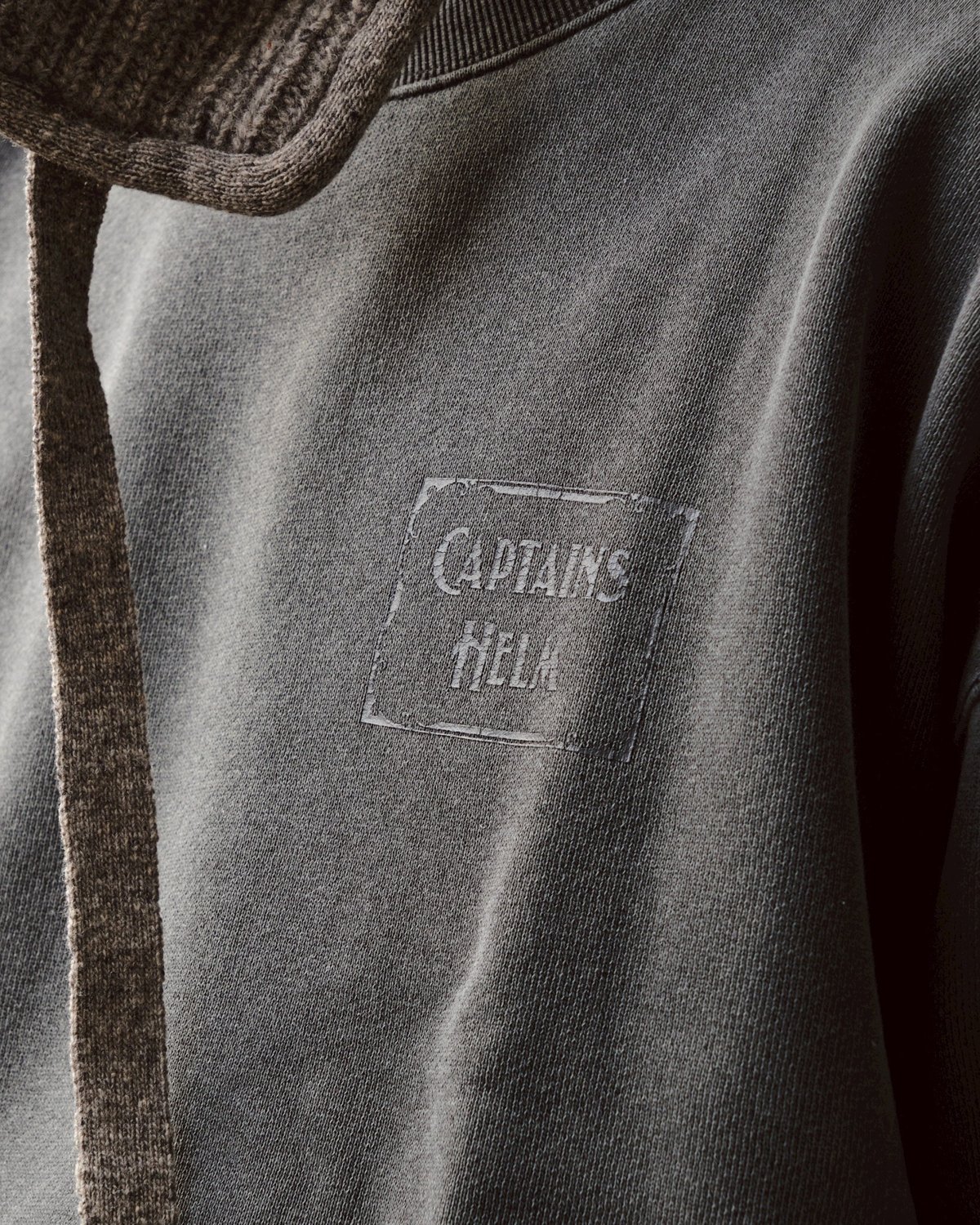 CAPTAINS HELM - #PIGMENT DYE LOGO CREW SWEAT | 