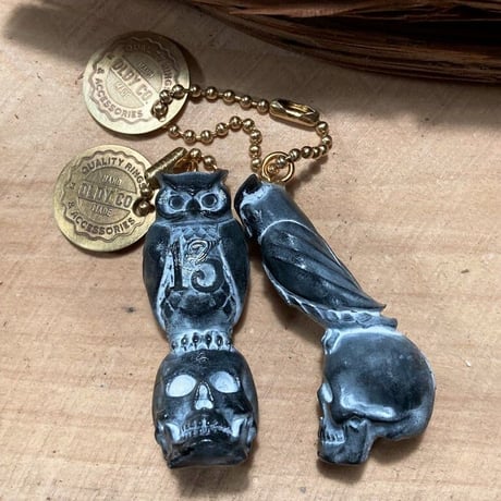 The Oldy Company  - OWL & SKULL LUCKY 13 KEYCHAIN