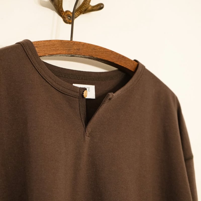 SOURCE - DARU HENRY NECK L/S Tee | east village