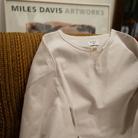 SOURCE - DARU HENRY NECK L/S Tee