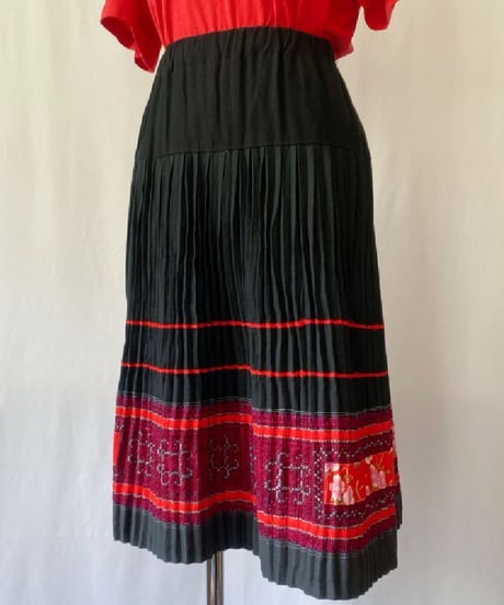 “HMONG” PLEATS SKIRT