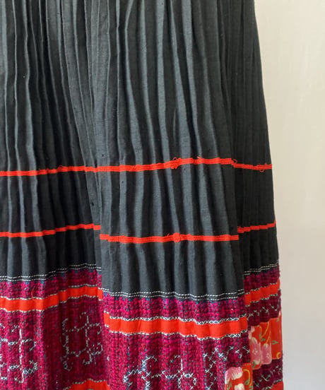 “HMONG” PLEATS SKIRT