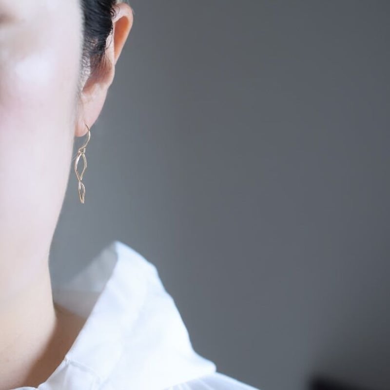 14kgf】ねじりオーバルチャームピアス | ALLEGROA