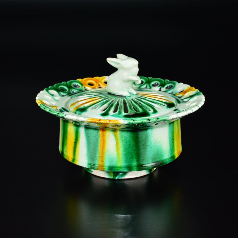 二代 加藤渓山 牙黄磁 香炉 喜寿 共箱 公春銘 菊透銀火屋添 二代 加藤渓山 牙黄磁 香炉 喜寿 共箱 公春銘 菊透銀火屋添 京焼〉加藤