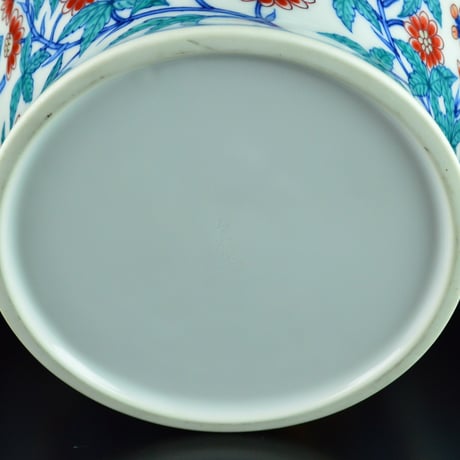 十三代 今泉今右衛門　色鍋島草花更紗文花瓶　　　　　　　　　　　　　　　　　【お問い合わせ商品】