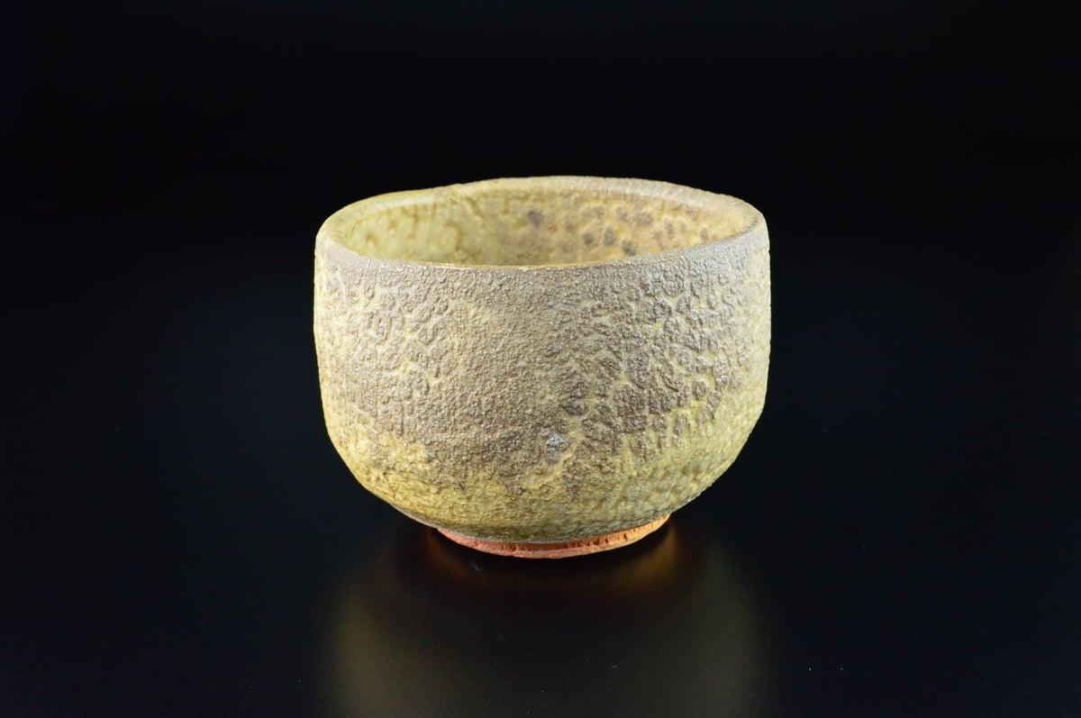 瀬戸名工 早梅亭 弘法善治(加藤善治)黄瀬戸茶碗 箱入(メ1297) 瀬戸名工 早梅亭 弘法善治(加藤善治)黄瀬戸茶碗 箱入(メ1297)