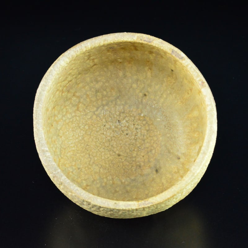 瀬戸名工 早梅亭 弘法善治(加藤善治)黄瀬戸茶碗 箱入(メ1297) 瀬戸名工 早梅亭 弘法善治(加藤善治)黄瀬戸茶碗 箱入(メ1297)