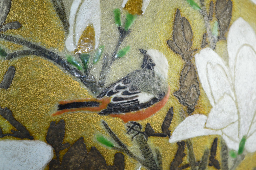 鈴木爽司 色繪金銀彩白木蓮ニ尉鶲之図扁壷 | GALLERY 旭