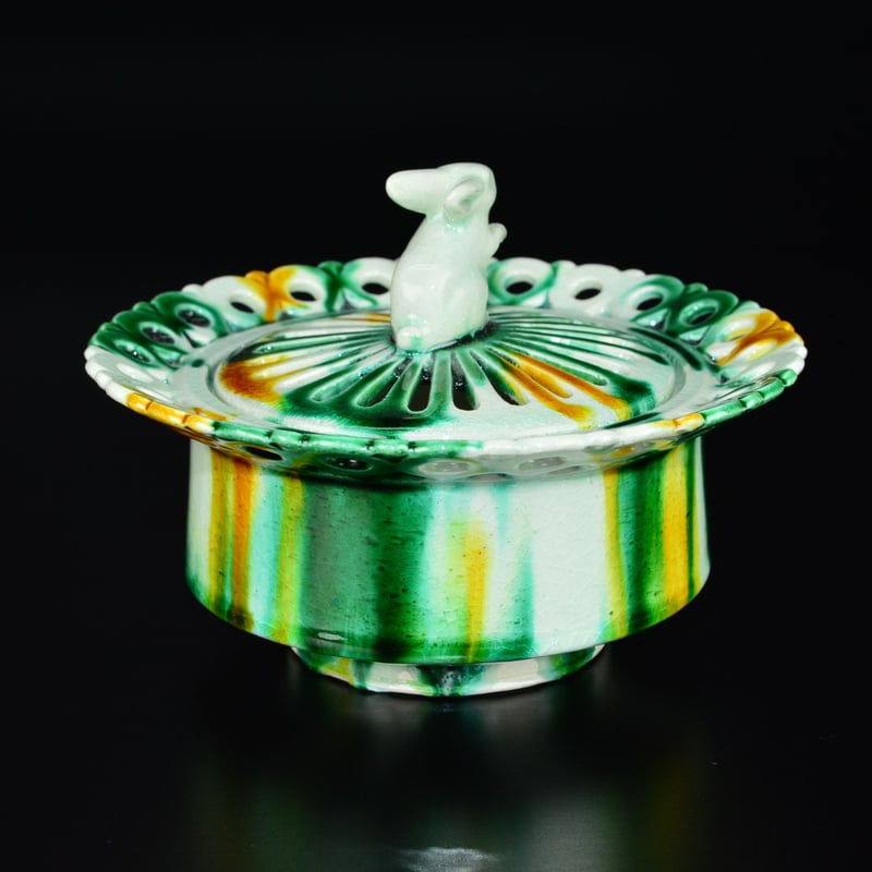 二代 加藤渓山 牙黄磁 香炉 喜寿 共箱 公春銘 菊透銀火屋添 二代 加藤渓山 牙黄磁 香炉 喜寿 共箱 公春銘 菊透銀火屋添 二代 加藤