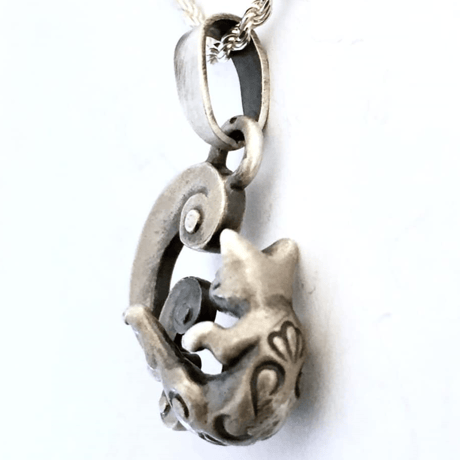 【即納可能！】内巻き猫又（ペンダントトップ）［林檎屋］