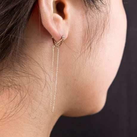 10金チェーントライアングルピアス［Elenore Jewelry］