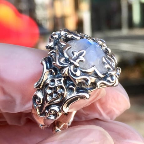 【即納可能！】ローズカットブルームーンリング　~Rose cut blue moon ring~　［Artemis Classic］