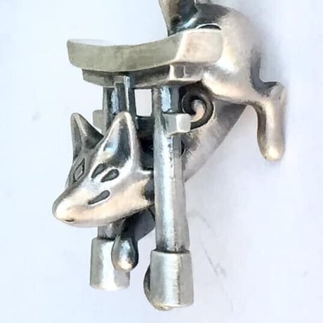 【お稲荷さんのペンダント】鳥居の中からこんにちは（ペンダント）［林檎屋］