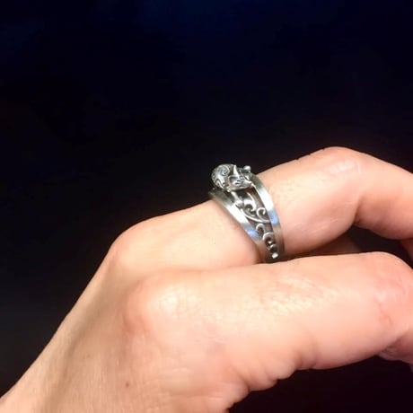 【即納可能！狐の指輪】唐草の上でキツネ（リング）［林檎屋］