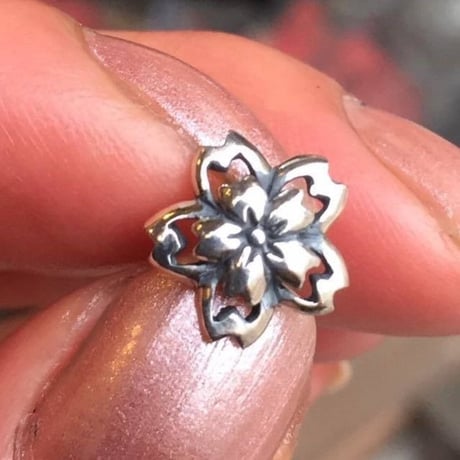 小桜ピアス［銀燭］