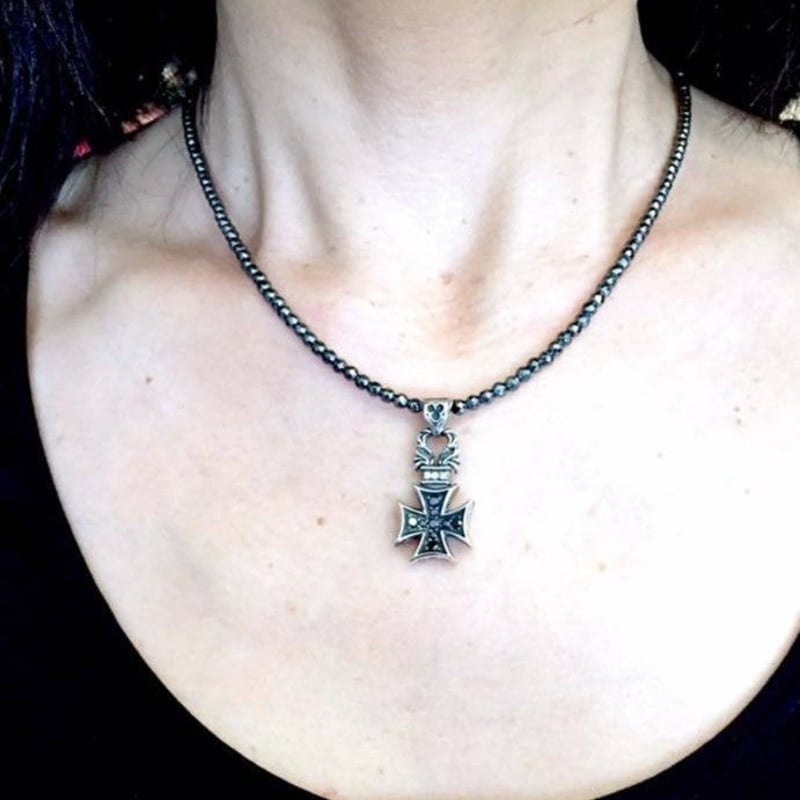 スモールフローラルアイアンクロスペンダント ［Artemis Classic