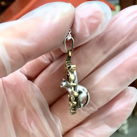 【ネコのペンダント】鏡ぶち破り猫（ペンダント）［林檎屋］