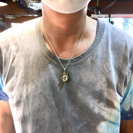 【ネコのペンダント】鏡ぶち破り猫（ペンダント）［林檎屋］