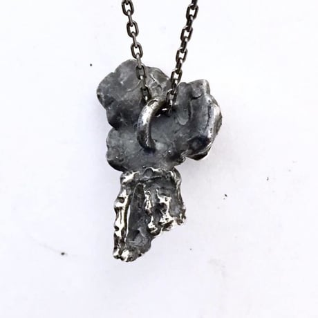 Warm Hand Rightペンダント［Bone ash］