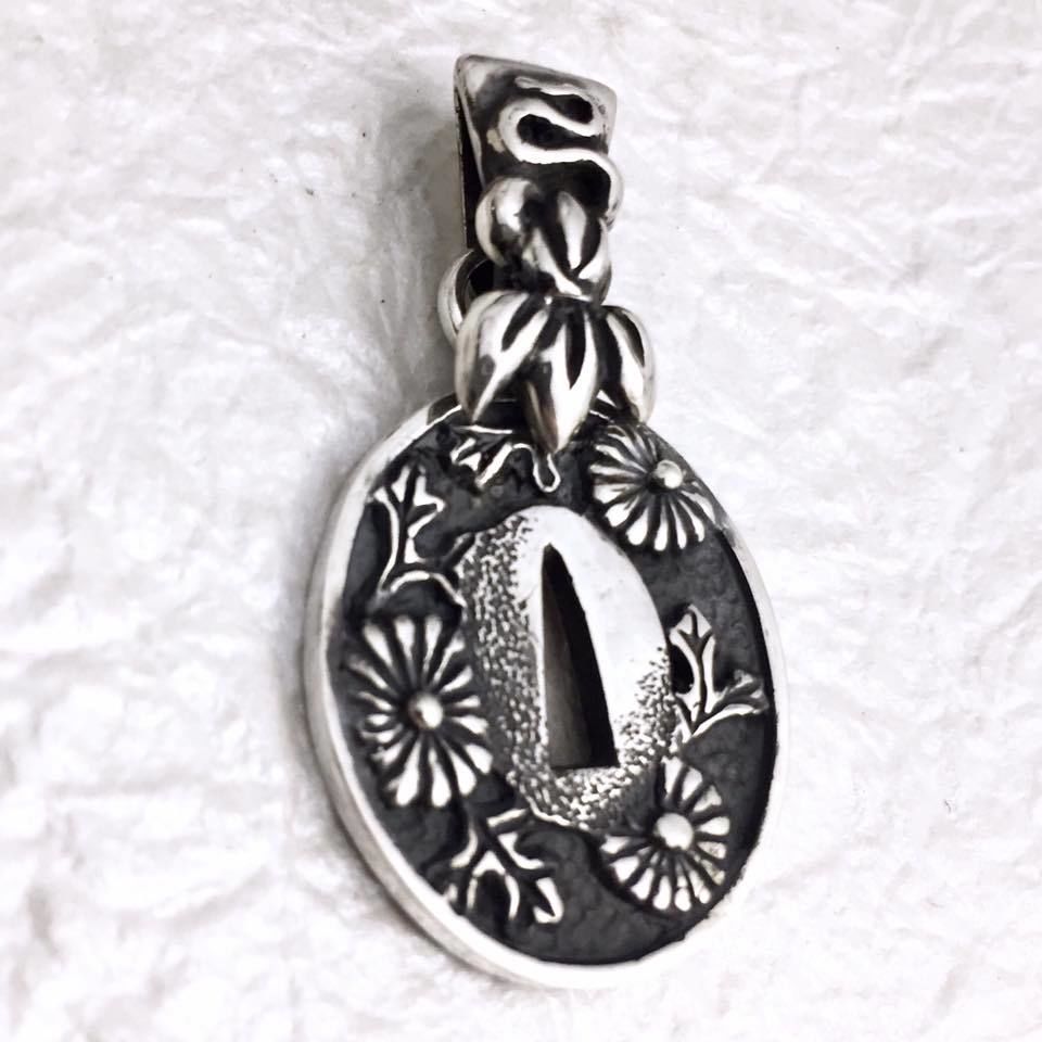 刀のつばのペンダント】菊刃止ペンダント［銀燭］ | 上州本店 蛇骨堂