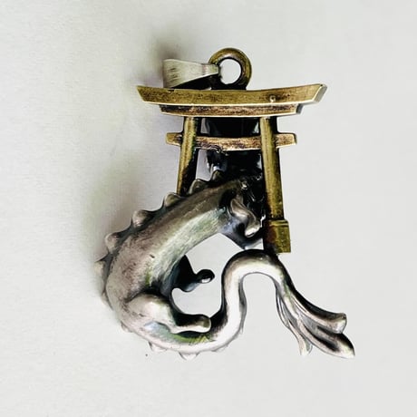 【即納可能！】鳥居と龍（ペンダント）［林檎屋］