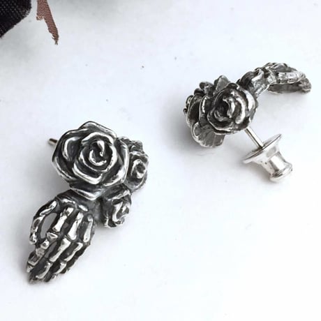 Warm hand ピアス（左手）［Bone ash］