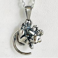 【即納可能！猫のアクセサリー】やんのかステップ猫又（ペンダントトップ）［林檎屋］