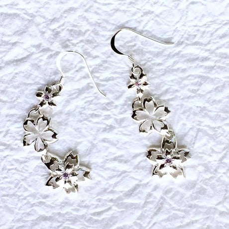 【桜🌸のピアス】枝垂桜耳飾り(ピアス）［銀燭］