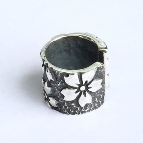 花巻（黒）イヤカフ［銀燭］