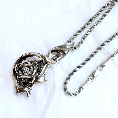 【蛇骨堂限定販売】バラペンダント　［GLAM SCALE］