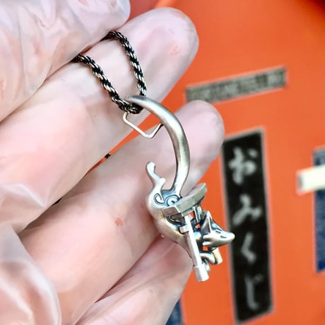 【お稲荷さんのペンダント】鳥居の中からこんにちは（ペンダント）［林檎屋］