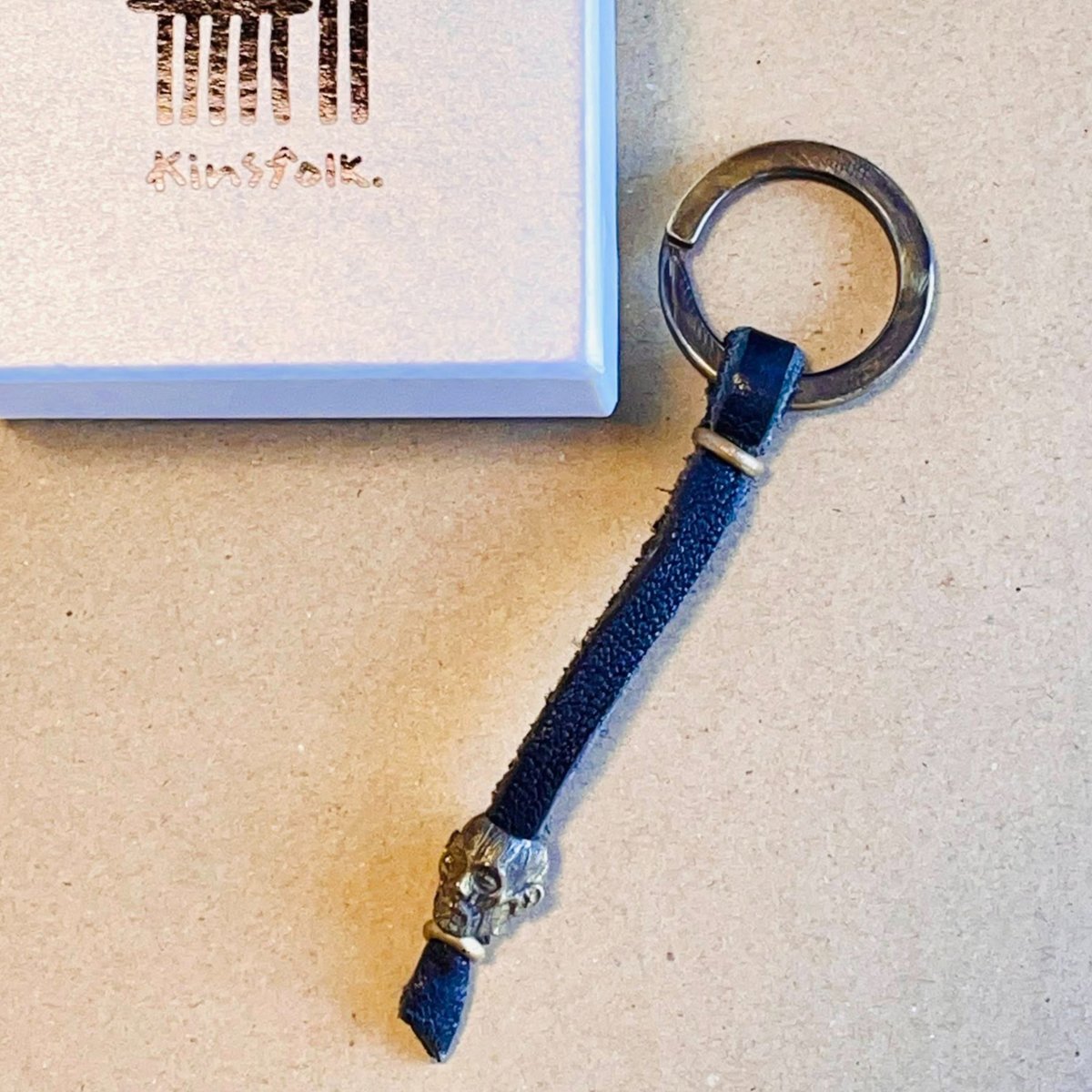キーホルダー(革紐）［kinsfolk］ | 上州本店 蛇骨堂