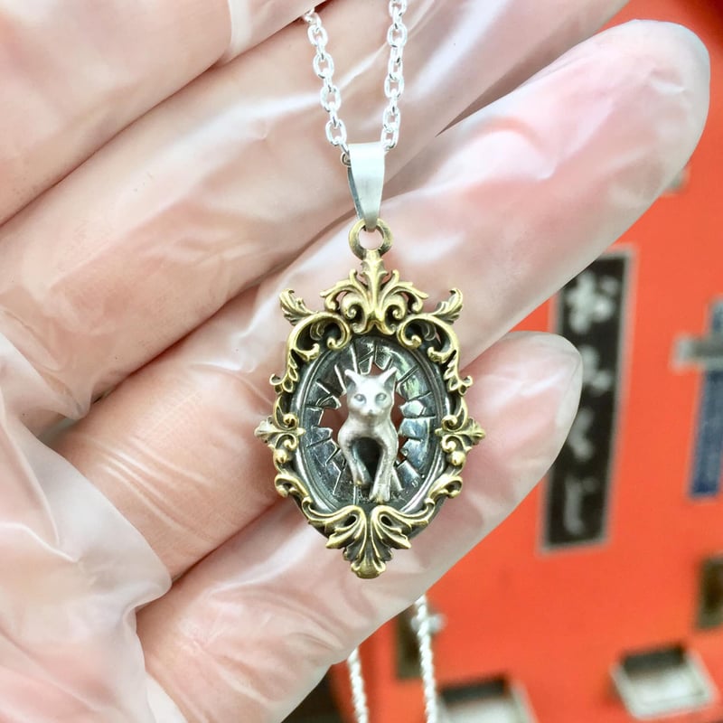 ネコのペンダント】鏡ぶち破り猫（ペンダント）［林檎屋］ | 上