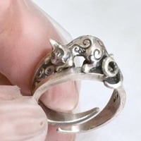 【ネコの指輪】唐草の上で猫又（リング）［林檎屋］
