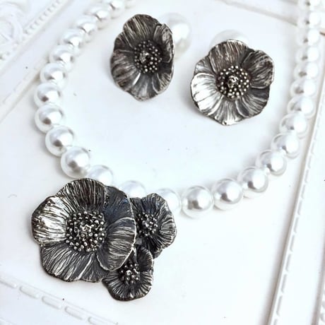 イノセントフラワー　ピアス［Bone ash］