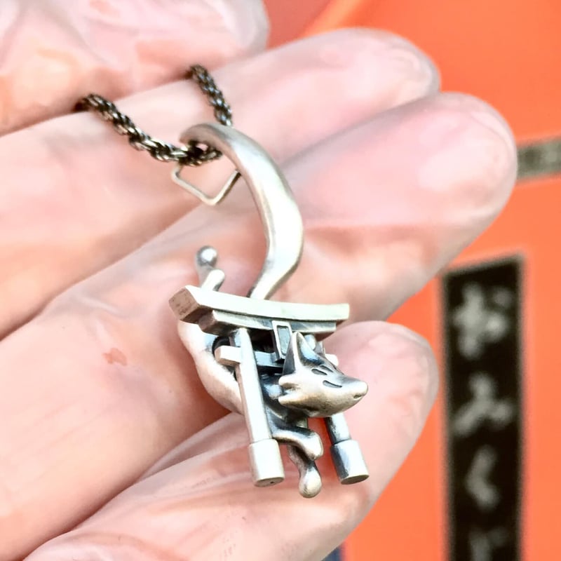 お稲荷さんのペンダント】鳥居の中からこんにちは（ペンダント）［林檎