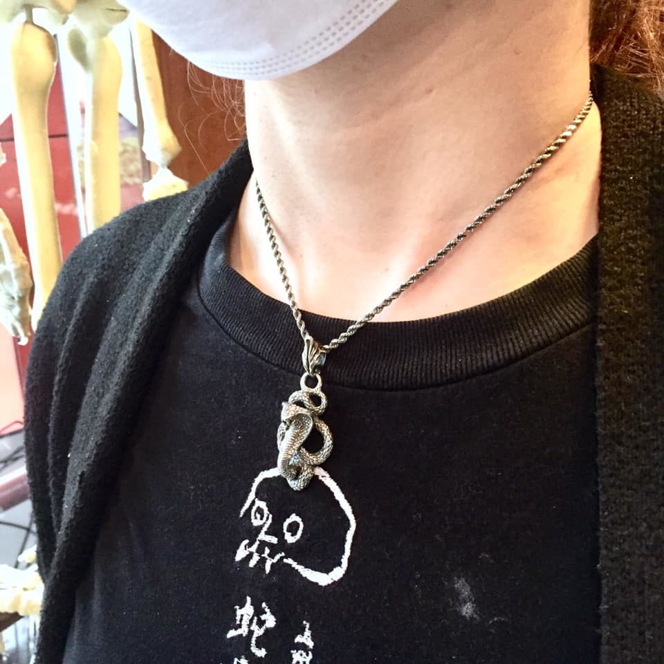 ラブラドライトに黒いパールを咥えた蛇のペンダント Lab-199__01.jpg